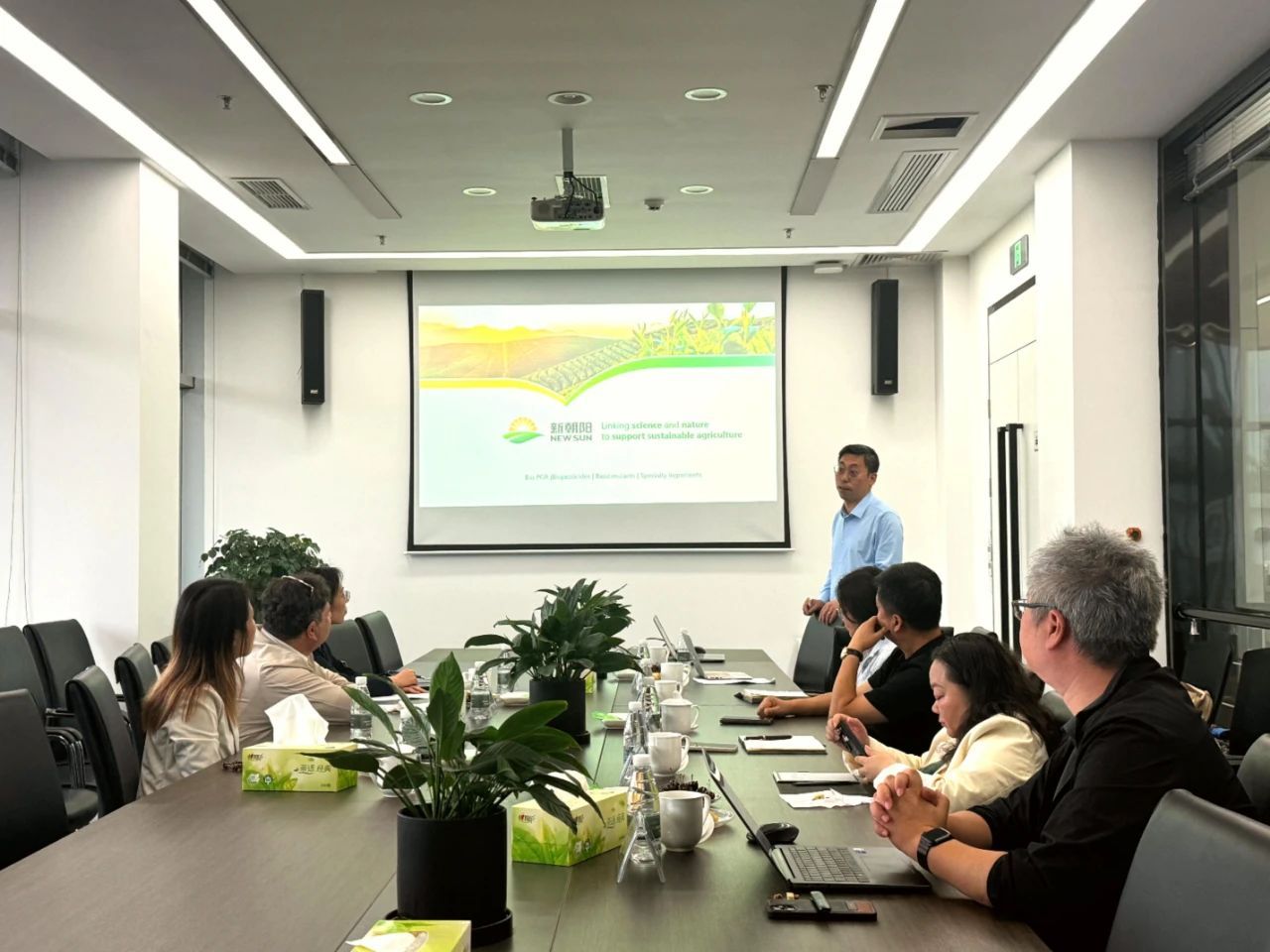 以色列駐成都總領(lǐng)事代表團(tuán)一行蒞臨新朝陽(yáng)參觀交流，共探中以農(nóng)業(yè)科技協(xié)同發(fā)展之路